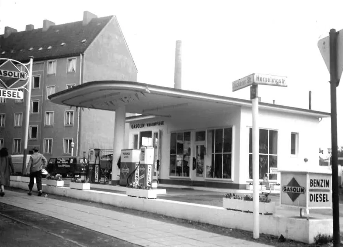 Historische Aufnahme der Gasolin-Tankstelle in Hannover, dem Ursprung des Autohauses