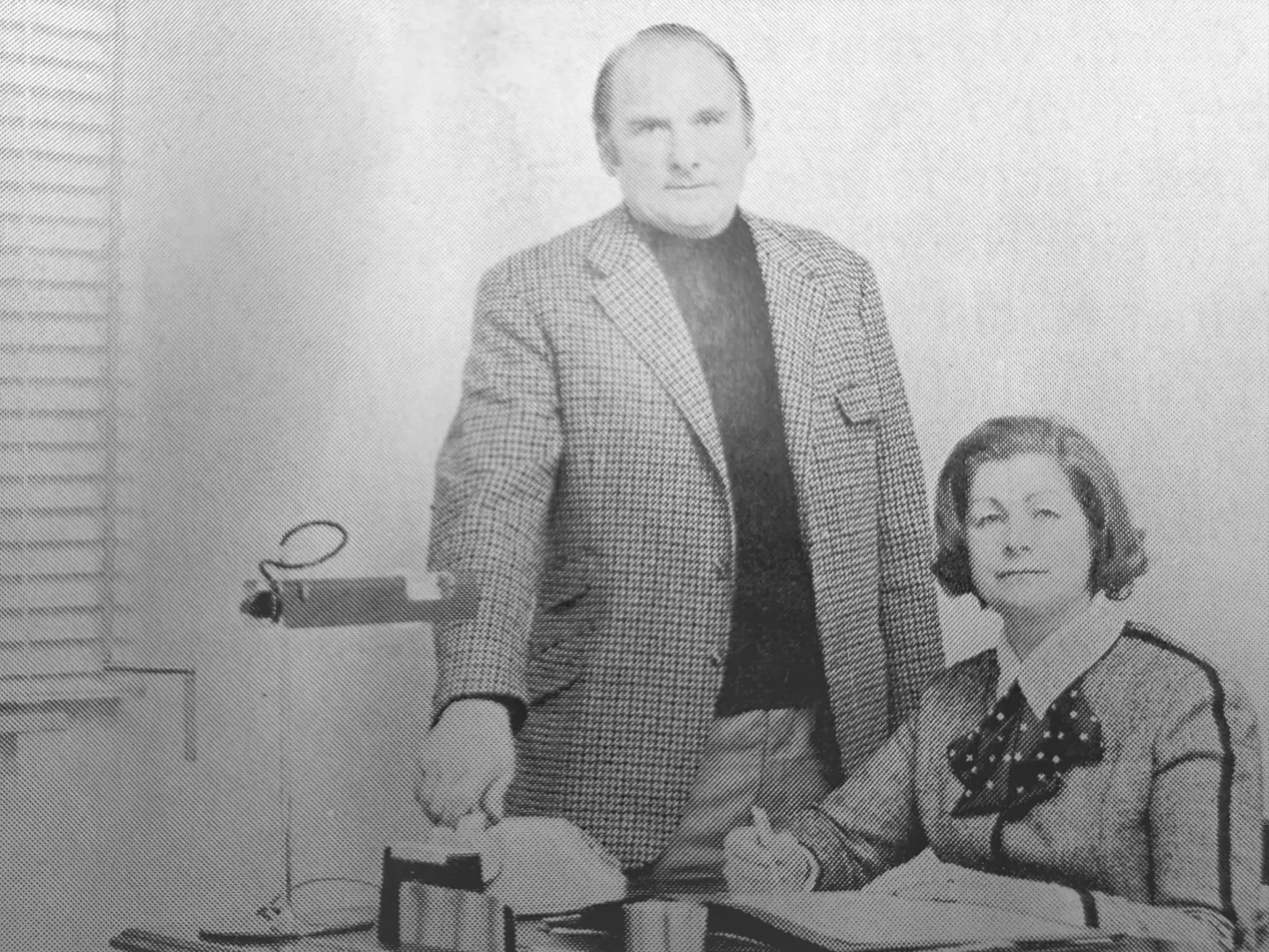 Historische Schwarz-Weiß-Aufnahme: Gründer Harry Thiele mit seiner Ehefrau Waltraud Thiele im Büro